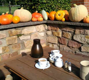 Herbstkaffee Thermokanne draußen