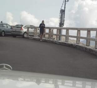 Um den Turm muss man herumfahren