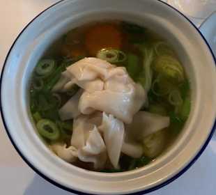 Bouillon mit Shiitake Pilz und Garnelenmaultasche