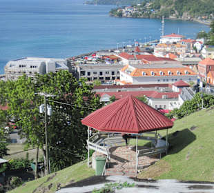 Weg auf Fort George mit Blick auf den Hafen