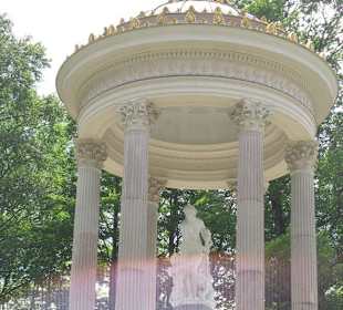 Statue auf der Anhöhe