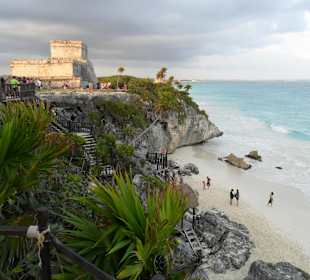 La scalinata che dalle rovine porta alla spiaggia