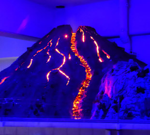 DER FEUERSPEIENDE VULKAN