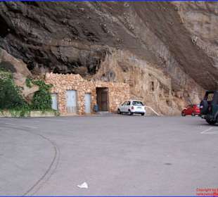 Platz vor der Höhle