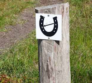 Markierung eines Reitweges in den Küstenheiden