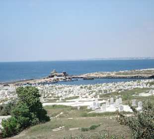 Halt am Friedhof direkt am Meer