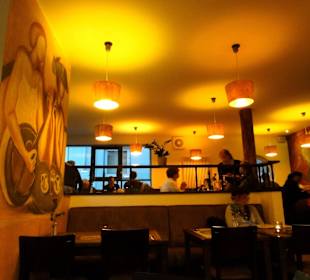 Blick in die Gasträume der Ouzeria Symposio