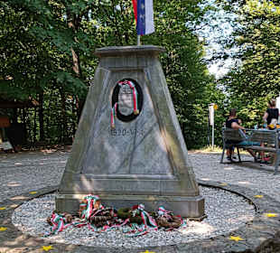 Grenzstein aus Marmor am Dreiländereck
