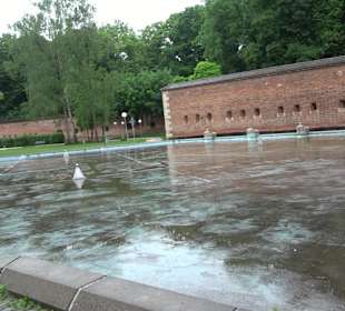 Wasserbecken mit Spritzkanonen Glacis Park