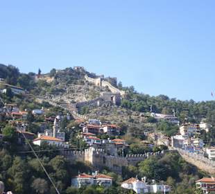 Blick auf die allmächtige Burgmauer