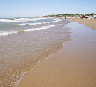 Stand und Meer der nahegelegenen Hotels