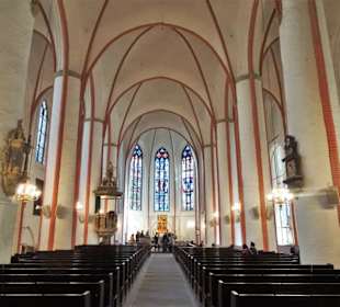 Blick in das Kirchenschiff zum Altarbereich