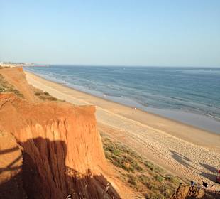 Steilküste und Atlantik bei Ebbe