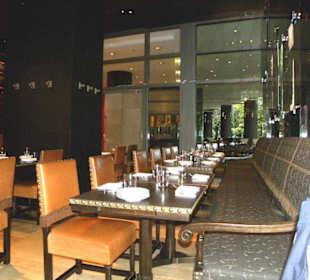 Lange Tische im "mesa"