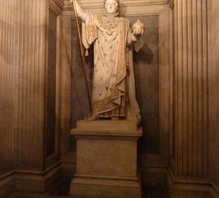 Figuren um Napoleons Grab