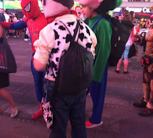 Figuren die Touristen abzocken