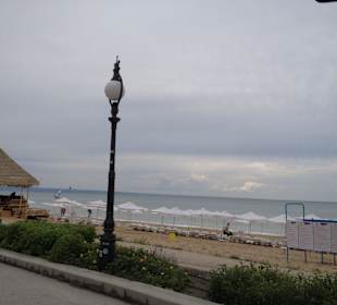 Schön am Wasser entlang