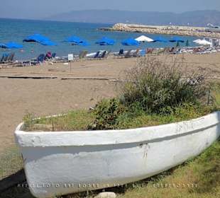 Am Sandstrand mit Blick zum Yachthafen