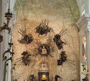 Altar mit Madonna in der Mitte