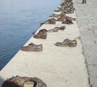 Schuhe unterhalb des Parlaments