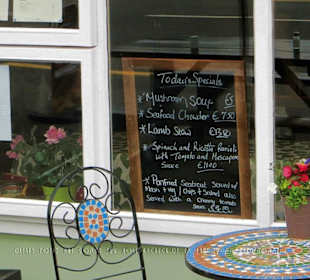 Tafel mit Tagesspezialitäten im Fenster