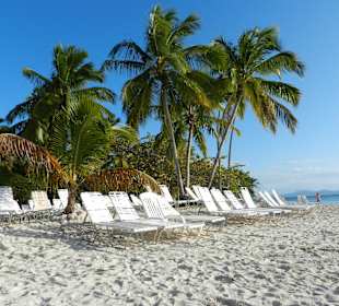 Der öffentliche Strand auf Cayo Levantado 