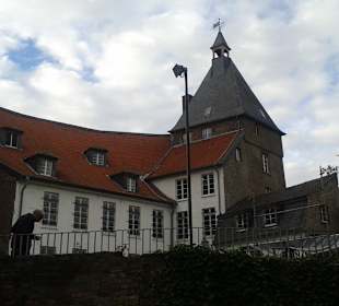 Schloss von außen und Theater