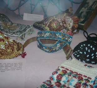 Taschen und Gürtel mit Glasperlen