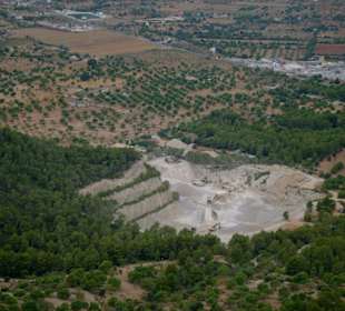 Blick auf einen Steinbruch