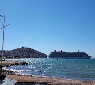 Kreuzfahrtschiff im Hafen