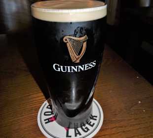 Frisch gezapftes Guinness im Irish Pub