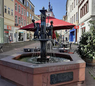 Brunnen mit Wasserträgerinnen