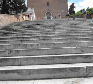 Lange Treppe zur Kirche und zum Monument