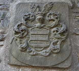 Wappen in der Umfassungsmauer