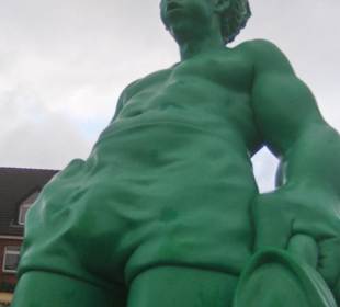 Grüne Figuren vor dem Bahnhof Westerland