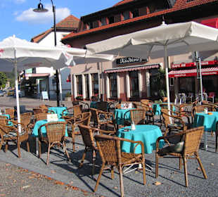 Außenbereich mit vielen Sitzgelegenheiten