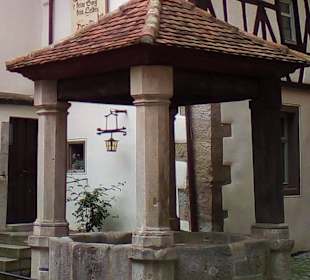 Überdachter Ziehbrunnen in Rothenburg o.d. Tauber