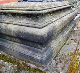 Die Sockel Sandstein pur