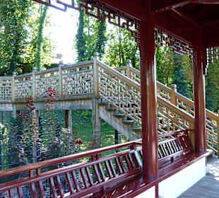 Blick v. Pavillon duftendes Wasser mit Treppe zum 