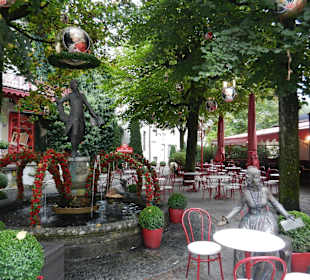 Cafe Reber -  Cafegarten mit Denkmal