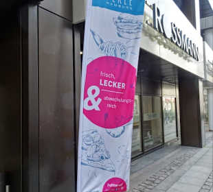 Am Seiteneingang der "Perle"