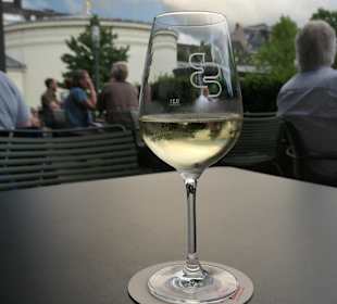 Zum Gute-Nacht-Getränk beim Rest. Elisenbrunnen