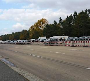 Parkplätze mittig der Strasse