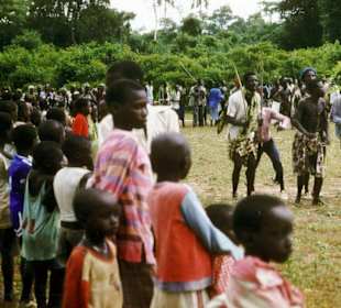 Stockkämpfe in einem Dorf in Senegal