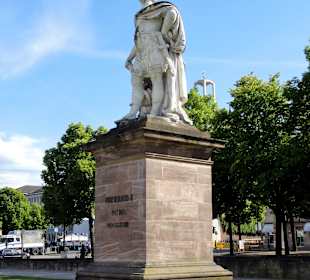 Der Namensgeber als Denkmal