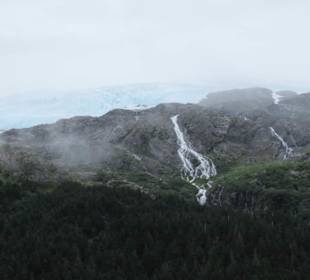 Viele Wasserfälle an der Strecke
