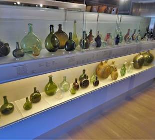 Historische Flaschen im Museum Barockscheune