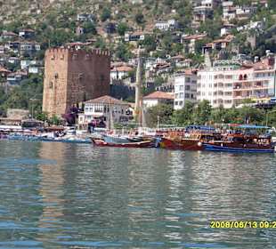 Der "rote Turm" im Hafen von Alanya