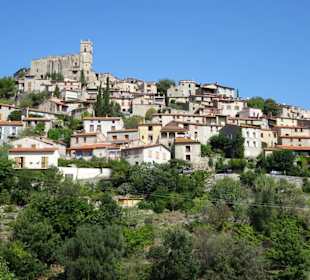 Blick vom Têt-Tal auf die Altstadt von Eus