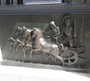 Achilles im an der Eingangstür